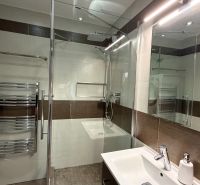 Ex. Moderný 4 iz byt po komplet. rekonštrukcii s lodžiou v Piešťanoch - Kúpeľňa v 4-izbovom byte so sprchovým kútom a zrkadlom, obkladaná kachličkami.