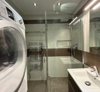 Ex. Moderný 4 iz byt po komplet. rekonštrukcii s lodžiou v Piešťanoch - Kúpeľňa v 4-izbovom byte s práčkou, sprchovým kútom a zrkadlom.