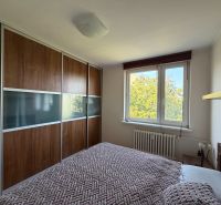 Ex. Moderný 4 iz byt po komplet. rekonštrukcii s lodžiou v Piešťanoch - Spálňa v 4-izbovom byte s veľkou vstavanou skriňou a oknami s výhľadom.
