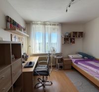 Ex. Moderný 4 iz byt po komplet. rekonštrukcii s lodžiou v Piešťanoch - Detská izba s písacím stolom, posteľou a podlahou s dreveným dekorom, 4-izbový byt.