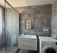 Ex. Moderný 3 iz. byt 90 m2 s garážou a záhradou v Dolnom Trhovišti - Kúpeľňa s kachličkami, sprchovacím kútom, umývadlom a práčkou v 3-izbovom byte.