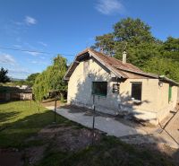 Exkl. 3 izbový rodinný dom v H. Orešanoch ZĽAVA - Rodinný dom v Horných Orešanoch obklopený trávnikom a stromami na ulici Horné Orešany.