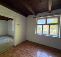 Exkl. 3 izbový rodinný dom v H. Orešanoch ZĽAVA - Interiér rodinného domu s podlahou s dreveným dekorom a veľkým oknom.