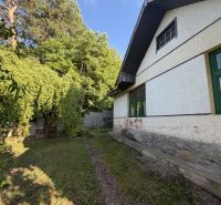 Exkl. 3 izbový rodinný dom v H. Orešanoch ZĽAVA - Rodinný dom na ulici Horné Orešany v Horných Orešanoch, obklopený záhradou a stromami.