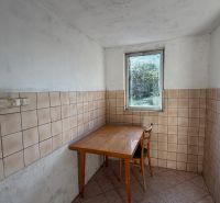 Exkl. 3 izbový rodinný dom v H. Orešanoch ZĽAVA - Malá miestnosť s dlažbou, stolom a oknom v rodinnom dome.