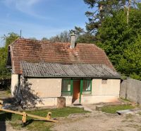 Exkl. 3 izbový rodinný dom v H. Orešanoch ZĽAVA - Rodinný dom na ulici Horné Orešany v Horných Orešanoch s drevenou hojdačkou.