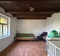 Exkl. 3 izbový rodinný dom v H. Orešanoch ZĽAVA - Miestnosť v rodinnom dome s dreveným stropom, sedačkou a podlahou s dreveným dekorom.