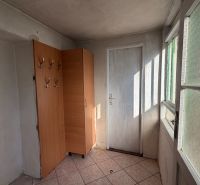 Exkl. 3 izbový rodinný dom v H. Orešanoch ZĽAVA - Predsieň v rodinnom dome s dlažbou, skriňou a vešiakmi na kabáty.