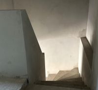 NA PREDAJ ‼️POSLEDNÝ DOM ‼️- 4 izbové radové domy v Ivánke pri Nitr - Schodisko v nedokončenom stave na Rodinný dom, so surovými stenami, ulica Gergeľova.