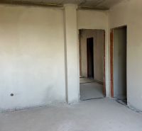 NA PREDAJ ‼️POSLEDNÝ DOM ‼️- 4 izbové radové domy v Ivánke pri Nitr - Interiér rodinného domu s priechodmi na ulici Gergeľova, neomietnuté steny a podlahy.