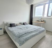 MODERNÝ 2i byt, MATADORKA, BALKÓN, CHLADENIE, PARKING, Závodu Matador - Spálňa so svetlou posteľou, nočný stolík, podlaha s dreveným dekorom, okno s výhľadom.