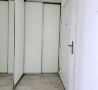 MODERNÝ 2i byt, MATADORKA, BALKÓN, CHLADENIE, PARKING, Závodu Matador - Vstupná chodba v 2-izbovom byte s posuvnou skriňou a podlahou s dreveným dekorom.