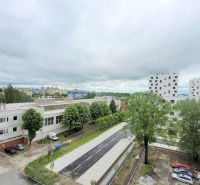 MODERNÝ 2i byt, MATADORKA, BALKÓN, CHLADENIE, PARKING, Závodu Matador - Výhľad na parkovisko a budovy v Bratislave - Petržalke na Závodu Matador.
