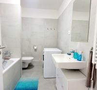 MODERNÝ 2i byt, MATADORKA, BALKÓN, CHLADENIE, PARKING, Závodu Matador - Kúpeľňa so sprchou, umývadlom, práčkou a WC v 2-izbovom byte.