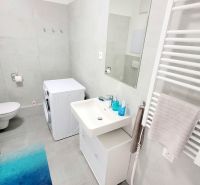 MODERNÝ 2i byt, MATADORKA, BALKÓN, CHLADENIE, PARKING, Závodu Matador - Kúpeľňa s práčkou a umývadlom v 2-izbovom byte so svetlým obkladom.