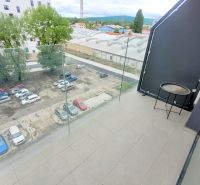 MODERNÝ 2i byt, MATADORKA, BALKÓN, CHLADENIE, PARKING, Závodu Matador - Balkón s výhľadom na parkovisko na Závodu Matador v Bratislave - Petržalke.
