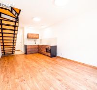 Na predaj investičné apartmány TATRA HOUSES  Veľký Slavkov - Kuchyňa s dreveným dekorom, schodisko, podlaha s dreveným dekorom v rekreačnom apartmáne.