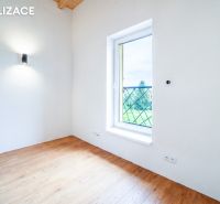 Na predaj investičné apartmány TATRA HOUSES  Veľký Slavkov - Izba v rekreačnom apartmáne s podlahou s dreveným dekorom a veľkým oknom.