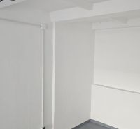 Garáž na Karloveskej ulici  - Biele steny v Garážach so závesným káblom a rohovým dizajnom.