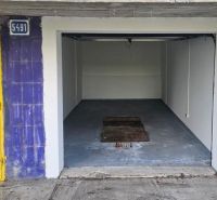 Garáž na Karloveskej ulici  - Otvorená garáž na Karloveskej ulici v Bratislave, Karlova Ves, s betónovou podlahou.