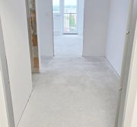 Novostavba - 3- izb. byt s 2 balkónmi a garáž. na ul. Jána Ondruša - Chodba v 3-izbovom byte s bielymi stenami a výhľadom na balkón.