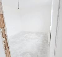 Novostavba - 3- izb. byt s 2 balkónmi a garáž. na ul. Jána Ondruša - Prázdna miestnosť v 3-izbovom byte s bielymi stenami a betónovou podlahou.