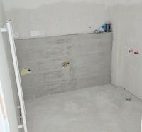 Novostavba - 3- izb. byt s 2 balkónmi a garáž. na ul. Jána Ondruša - Nedokončená kúpeľňa v 3-izbovom byte s minimalistickým náznakom keramického obkladu.