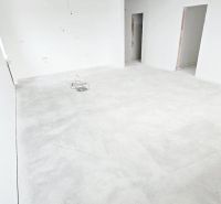 Novostavba - 3- izb. byt s 2 balkónmi a garáž. na ul. Jána Ondruša - Prebiehajúca rekonštrukcia v 3-izbovom byte s betónovou podlahou a bielymi stenami.