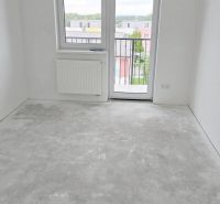 Novostavba - 3- izb. byt s 2 balkónmi a garáž. na ul. Jána Ondruša - Prázdna miestnosť s oknom a balkónovými dverami v 3-izbovom byte.