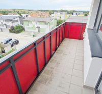 Novostavba - 3- izb. byt s 2 balkónmi a garáž. na ul. Jána Ondruša - Balkón s výhľadom na okolie v 3-izbovom byte na Ulica Jána Ondruša, Stupava.