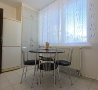 Zariadený 2 izb. Byt, garáž na prenájom, Galanta, Krásna - Kuchyňa v 2-izbovom byte s oknom, okrúhlym stolom a stoličkami.