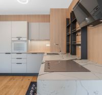 : Nadštandardný 2-i byt v projekte ZWIRN za cenu „štandardu“ - Kuchyňa v 2-izbovom byte so svetlými skriňami a štýlovou pracovnou doskou.