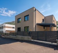 I PREDAJ 5-IZBOVÉHO RODINNÉHO DOMU V HAINBURGU - Rodinné domy v Hainburg an der Donau s moderným vybavením a panoramatickým výhľadom na kopce.