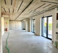 I Exkluzívny byt v projekte GUTHAUS - Vo výstavbe 4-izbový byt s neomietnutými stenami a veľkými oknami.