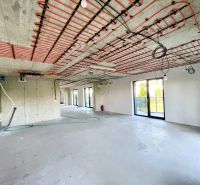I Exkluzívny byt v projekte GUTHAUS - Široká priestranná miestnosť s pripojenými káblami v 4-izbovom byte.