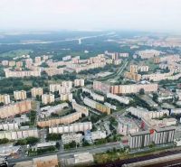 I 2i byt v novom projekte Panónska v Petržalke - Výstavba bytov v Bratislave - Petržalke na Panónskej ceste s panorámou obytných blokov.