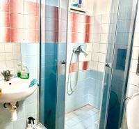 Rekreačný RD pri Oravskej Priehrade na Slanickej Osade - Kúpeľňa so sprchovacím kútom, umývadlom a toaletou, ideálna pre rodinný dom.