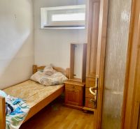 Rekreačný RD pri Oravskej Priehrade na Slanickej Osade - Malá izba v rodinnom dome s dreveným nábytkom a jednoduchým zariadením.