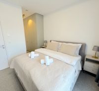 Prenájom 2 izbového bytu, Kollárovo námestie, Bratislava  - Svetlá spálňa s veľkou posteľou a šatníkom v 2-izbovom byte.