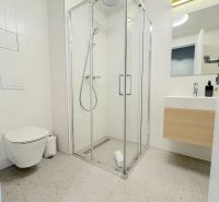 Prenájom 2 izbového bytu, Kollárovo námestie, Bratislava  - Kúpeľňa v 2-izbovom byte s modernou sprchovacou kabínou a závesnou toaletou.