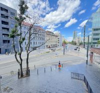 Prenájom 2 izbového bytu, Kollárovo námestie, Bratislava  - Ulica Kollárovo námestie v Bratislave, obklopená budovami a dopravou, 2-izbový byt.