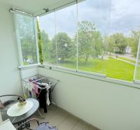Na predaj 1-izbový byt Bratislavská ul., Dubnica Nad Váhom - Zasklená lodžia v 1-izbovom byte so stolom a sušiakom na prádlo.