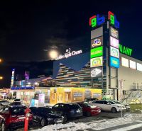 Na prenájom obchodný priestor - Kamenné pole, LM - Nočná fotografia obchodných priestorov na Kamennom poli 4449/3 v Liptovskom Mikuláši.