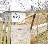 Na predaj stavebný pozemok Koliba, Sovia ulica - Na ulici Sovia, pozemky na bývanie, staré drevené oplotenie s nápisom TS 1964.