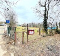 Na predaj stavebný pozemok Koliba, Sovia ulica - Brána a cesta na ulici Sovia; pozemky vhodné na bývanie a rekreáciu.