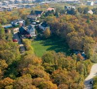 Na predaj stavebný pozemok Koliba, Sovia ulica - Letecký pohľad na ulicu Sovia, okolité domy, lesy a pozemky vhodné pre bývanie.