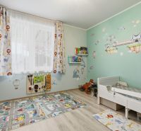 Zariadený 3 izb.byt, 229 m2 záhrada, 2 parkovacie miesta  - Detská izba s farebnými tapetami, hračkami a podlahou s dreveným dekorom v 3-izbovom byte.