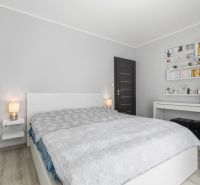 Zariadený 3 izb.byt, 229 m2 záhrada, 2 parkovacie miesta  - Svetlá spálňa s podlahou s dreveným dekorom, posteľou a písacím stolom v 3-izbovom byte.