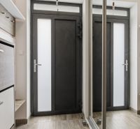 Zariadený 3 izb.byt, 229 m2 záhrada, 2 parkovacie miesta  - Vstupná chodba s dekorom dreva a zrkadlovými dverami v 3-izbovom byte.