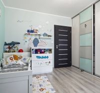 Zariadený 3 izb.byt, 229 m2 záhrada, 2 parkovacie miesta  - Detská izba s pastelovými stenami, posteľou, úložným priestorom a podlahou s dreveným dekorom.